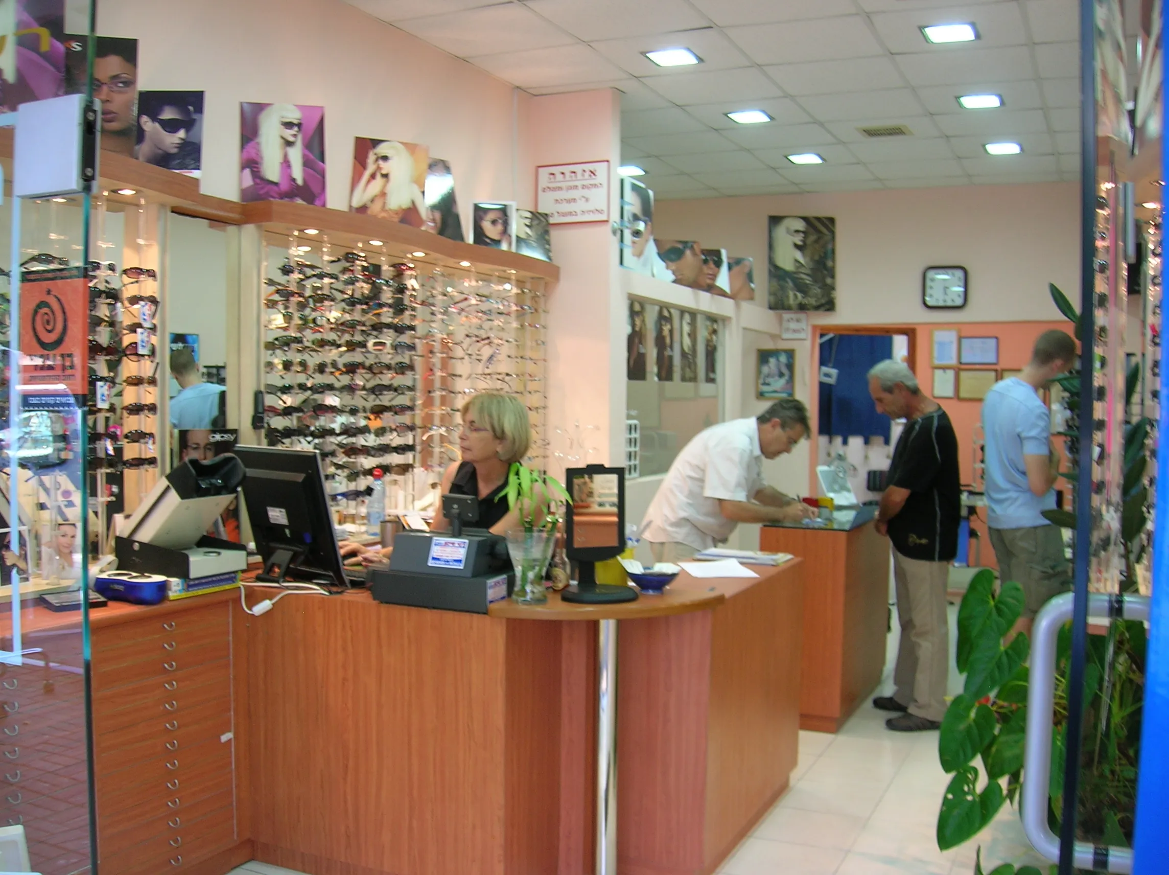 מסגרות ומשקפיים בתצוגה