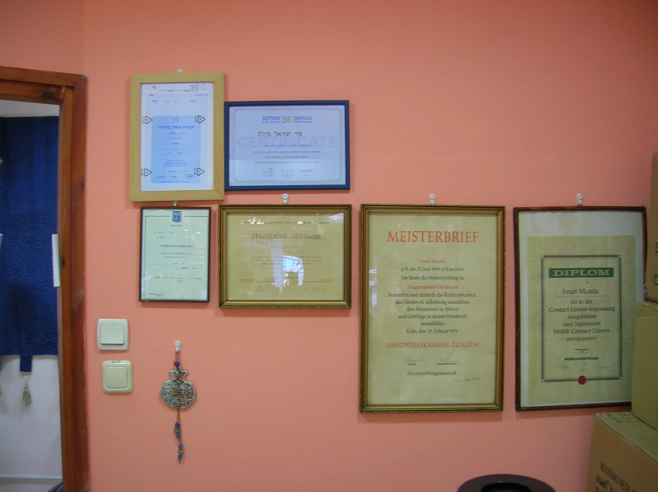 פרטי עיצוב בחנות אופטיקה מנלה